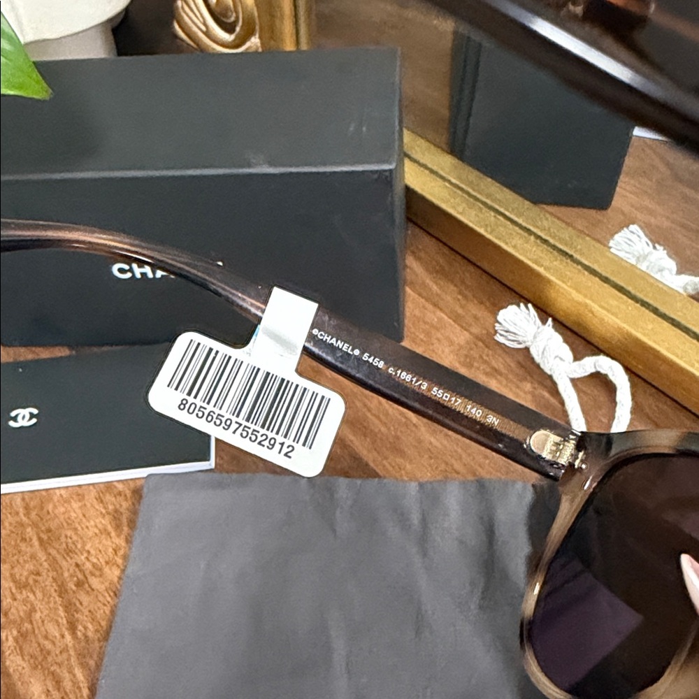 CHANEL Brown Tortoiseshell Sunglasses with Gold Chanel Logo - Picture 8 of 8